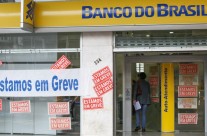 Bancários decidem manter greve