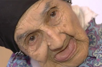 Idosa de 107 anos recebe aposentadoria atrasada